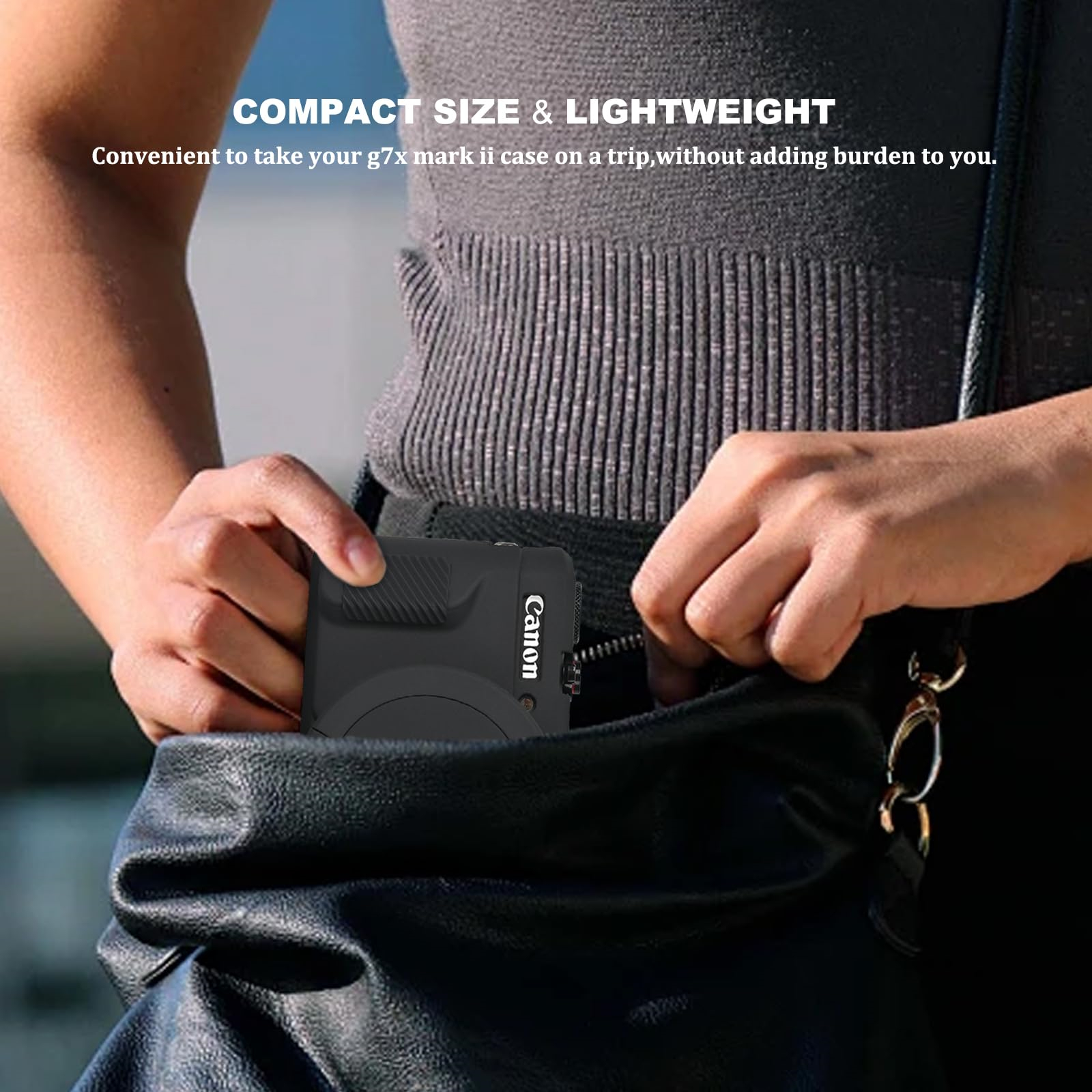 Hände einer Frau legen eine schwarze Canon Kamera in eine schwarze Handtasche.