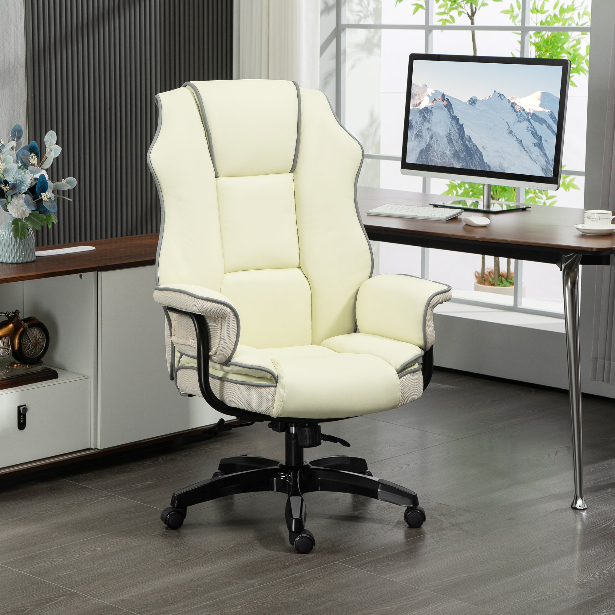 Cremefarbener Bürostuhl in einem Raum mit Computer, Schreibtisch und Blumen. Hellgrauer Boden.