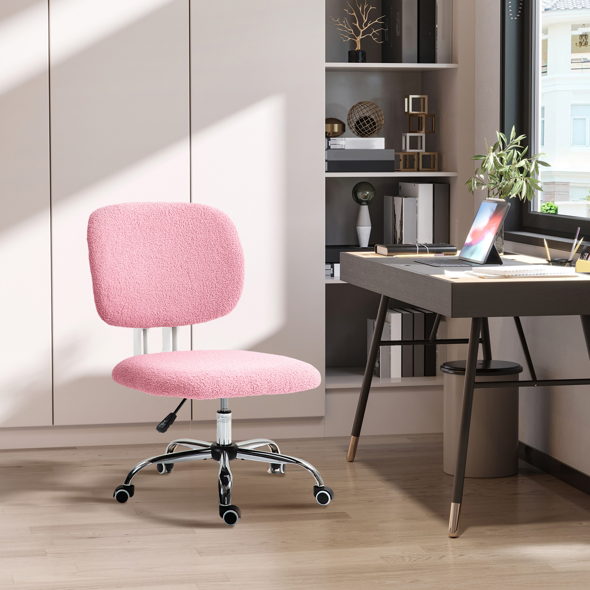 Ein rosa, flauschiger Bürostuhl in einer Raumeinstellung. Der Stuhl steht neben einem Schreibtisch und einem Fenster.