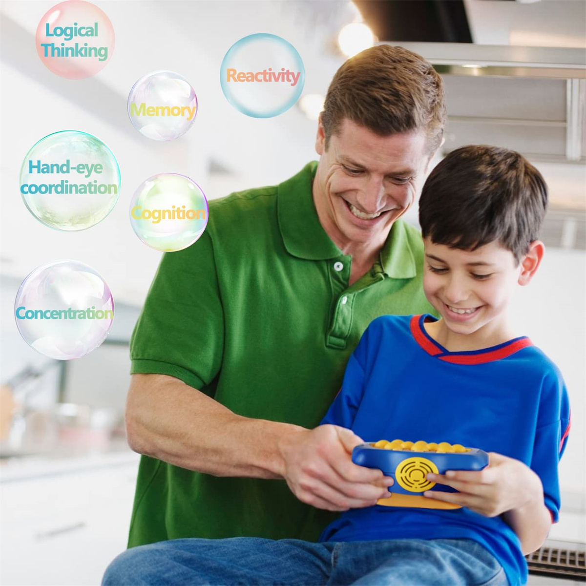 Ein Vater und sein Sohn lächeln und spielen ein QuickPush-Spiel. Blasen kennzeichnen Fähigkeiten wie Gedächtnis und Kognition.