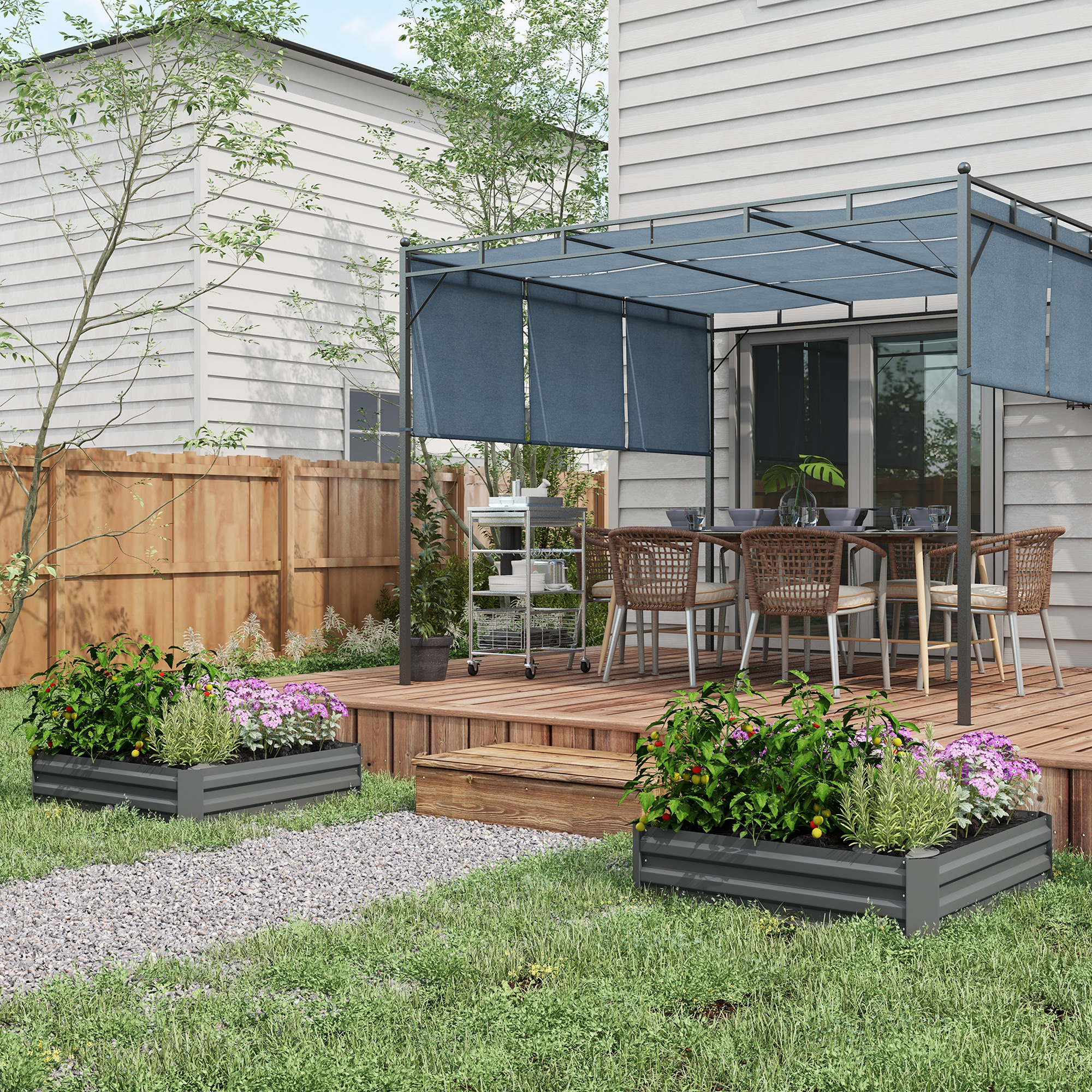 Eine Hinterhofszene mit Holzterrasse, Pergola und erhöhten Gartenbeeten. Pflanzen und Sitzgelegenheiten sind sichtbar.