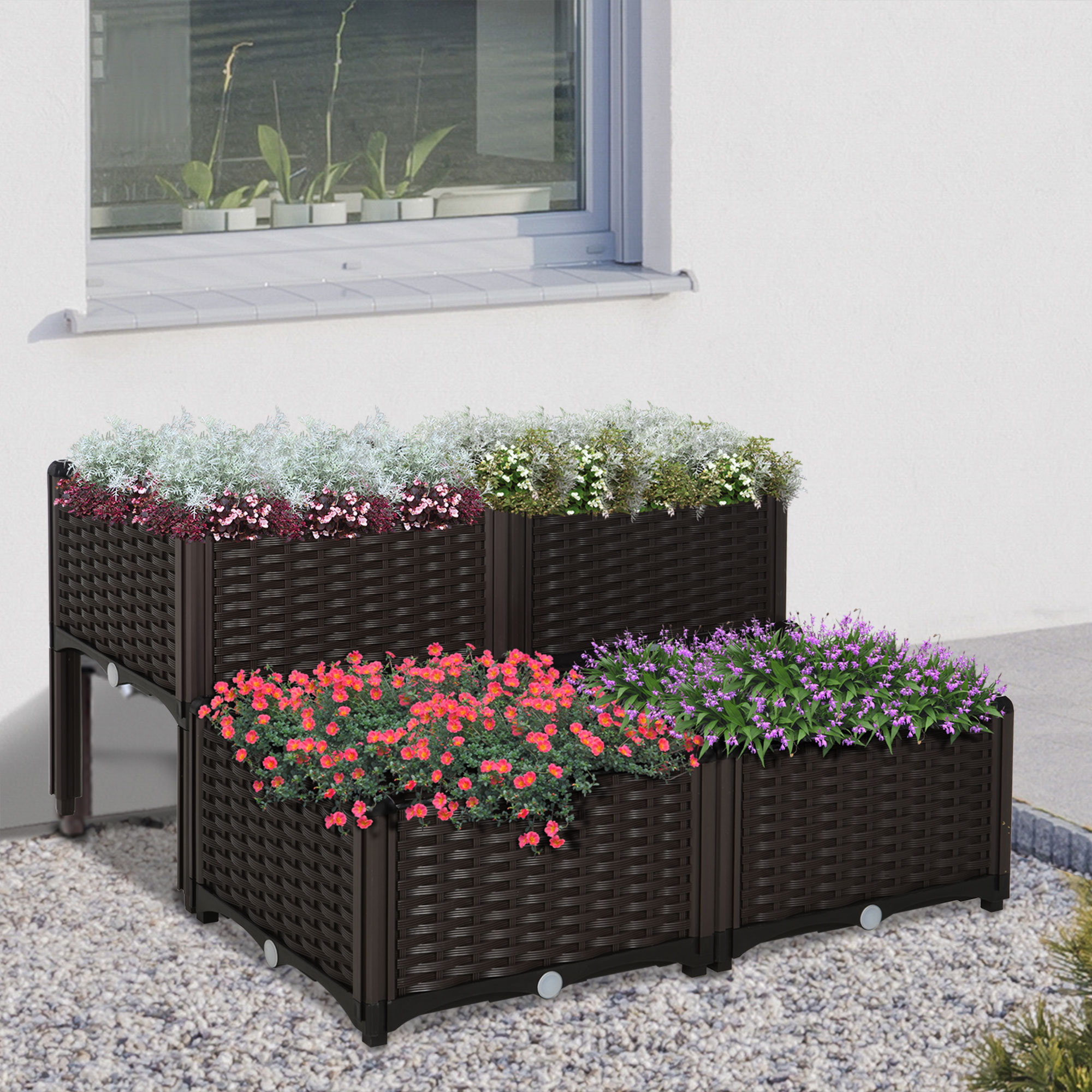 Braune Pflanzgefäße mit Blumen, in der Nähe eines Fensters und Kies angeordnet. Die Töpfe sind in einem modularen Design gestapelt.