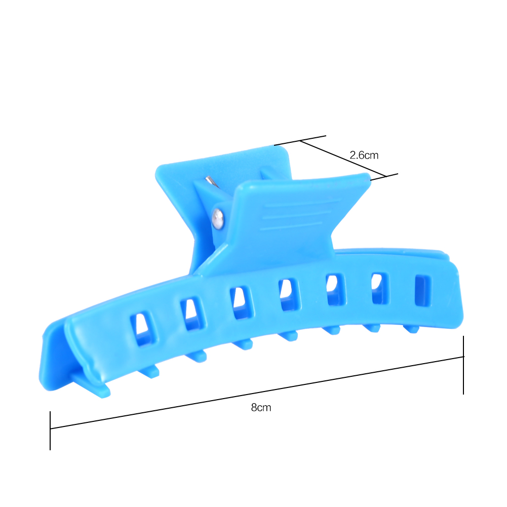 Eine blaue Haarspange. Die Spange hat eine einzigartige Form und misst 8 cm und 2,6 cm.