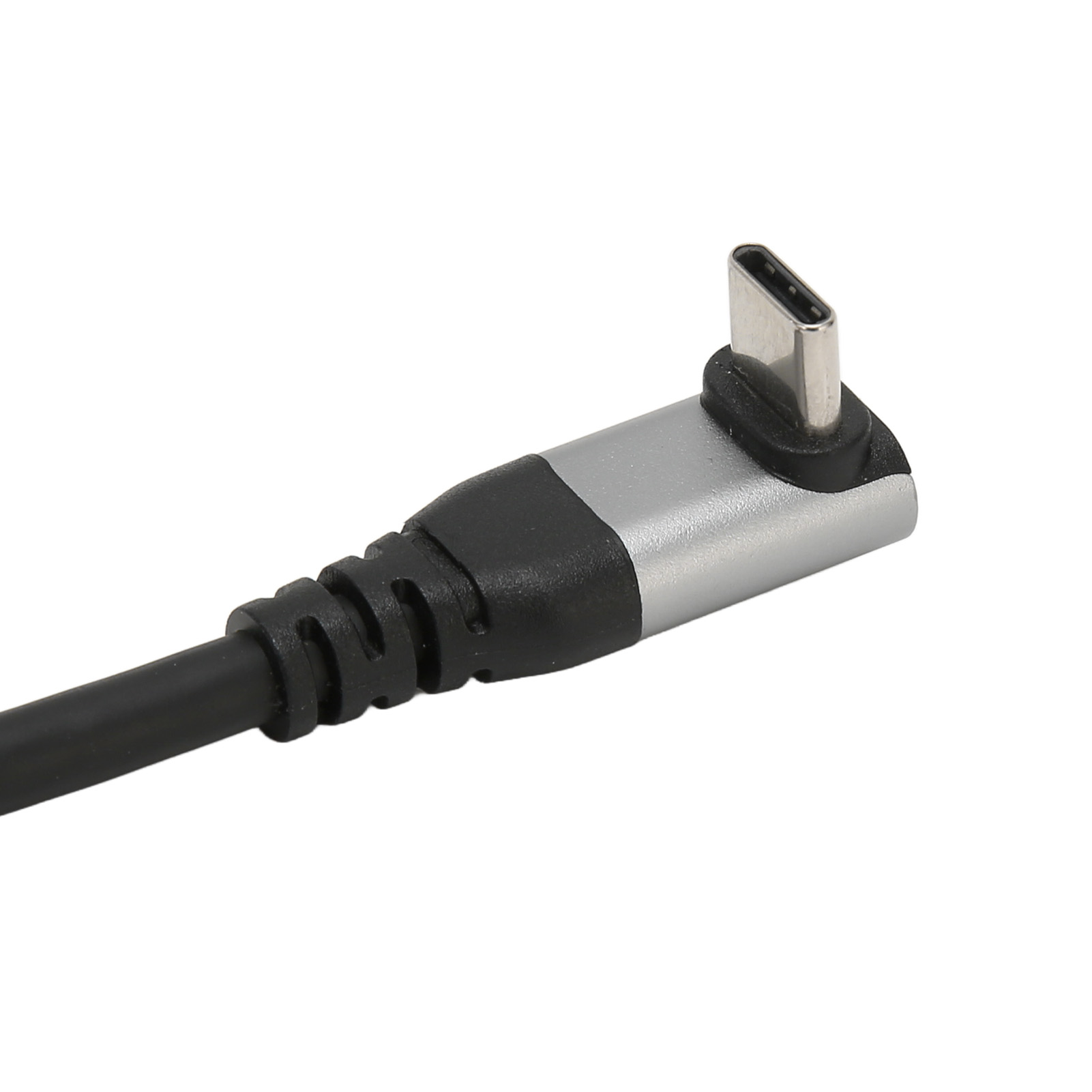 Nahaufnahme eines schwarzen und silbernen USB-C-Anschlusses auf weißem Hintergrund.