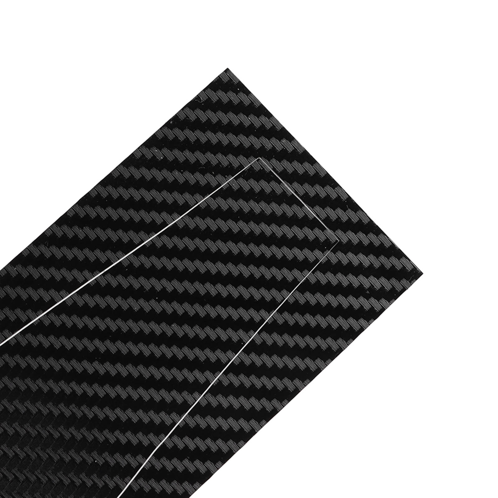 Zwei schwarze Carbonfaserplatten. Eine überlappt die andere teilweise. Beide haben ein diagonales Webmuster.