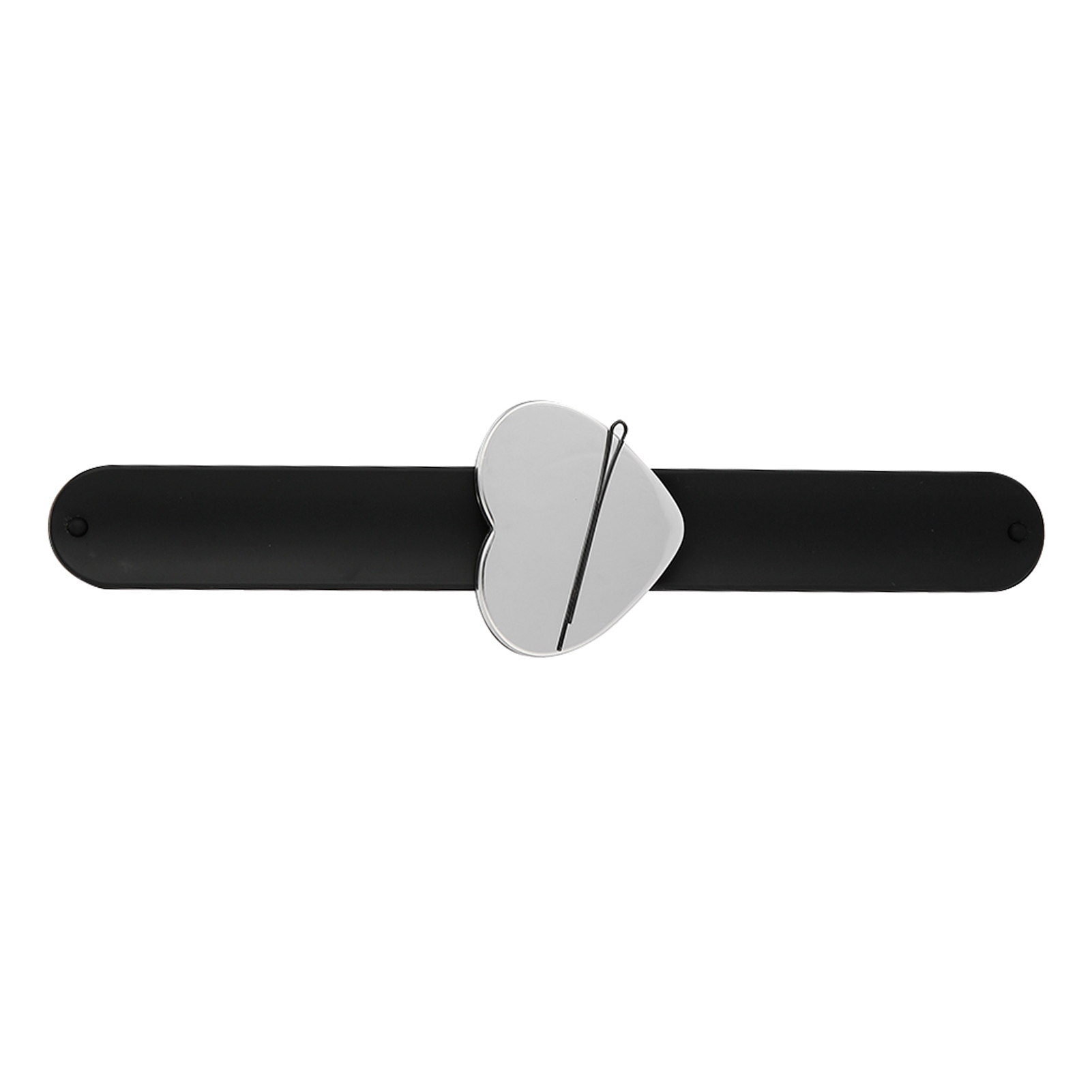 Ein schwarzes Armband mit einem silbernen herzförmigen Magneten und einer Haarspange.