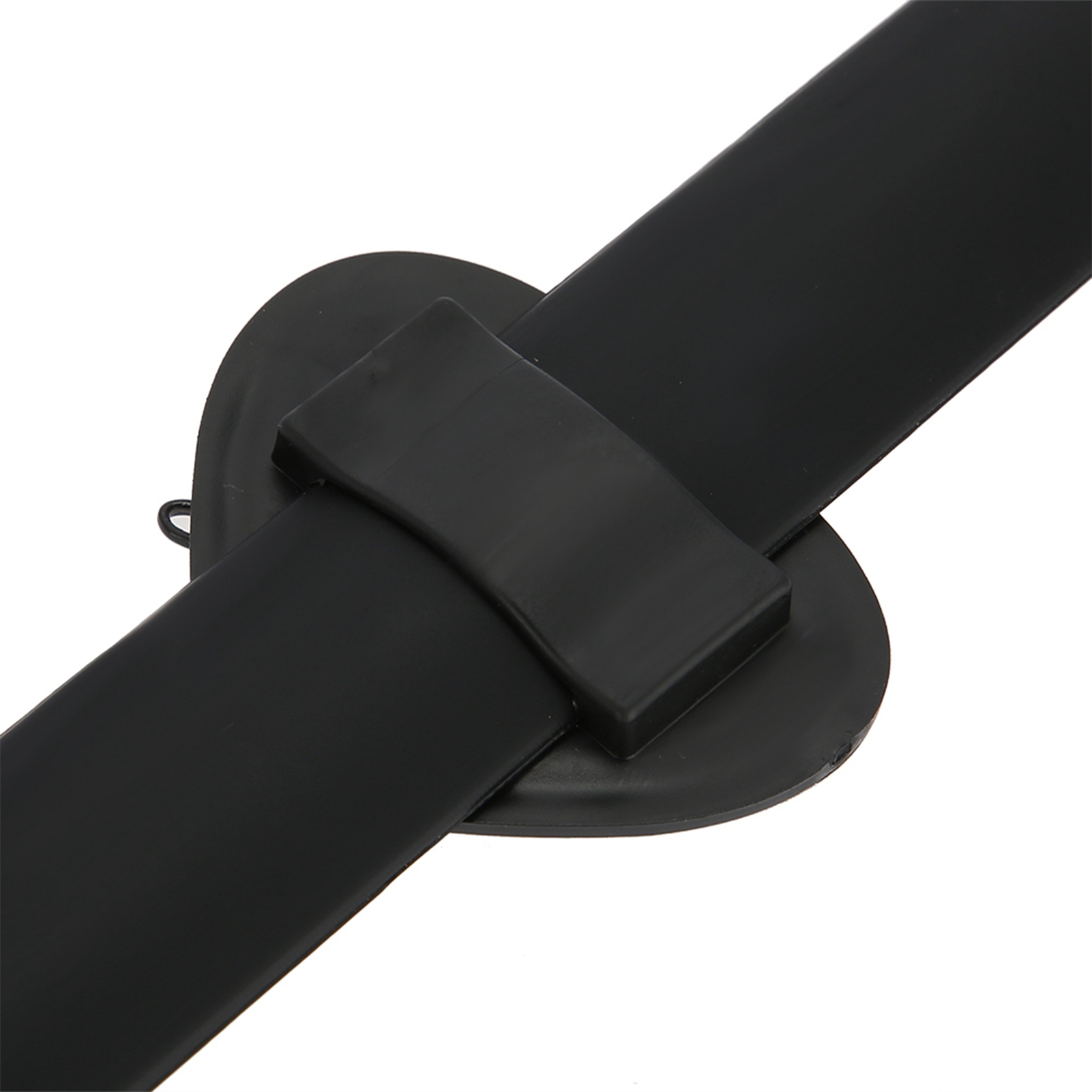 Schwarzes Armband mit herzförmiger Silberplatte und schwarzer Haarnadel. Weißer Hintergrund.