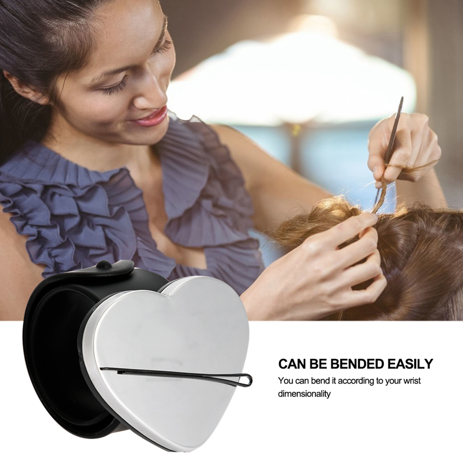 Eine Frau, die Haare stylt, während sie ein herzförmiges Armband mit einer Haarnadel benutzt.