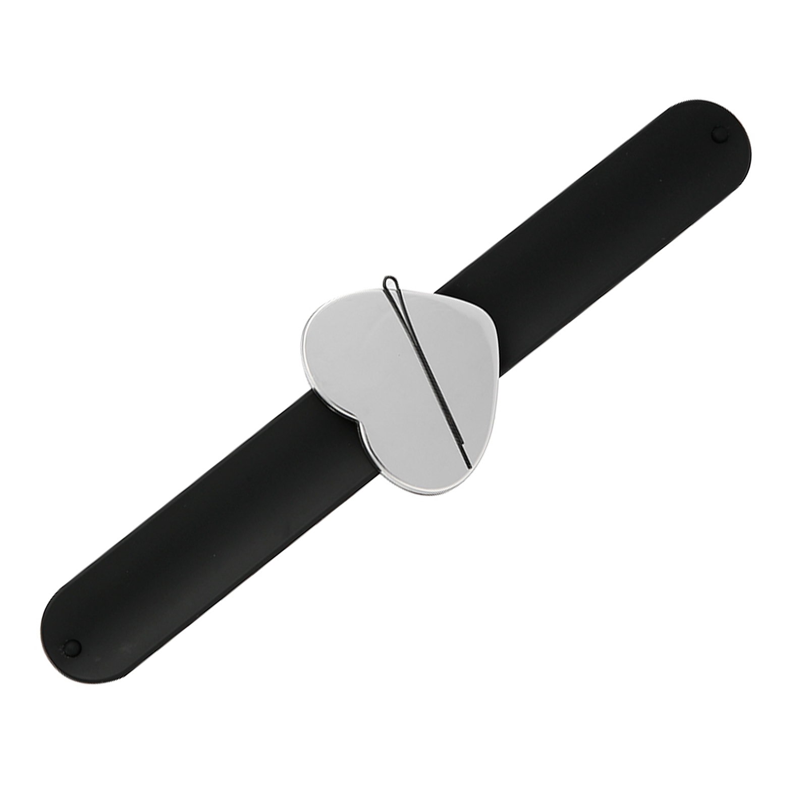 Schwarzes Armband mit herzförmiger Silberplatte und schwarzer Haarnadel. Weißer Hintergrund.