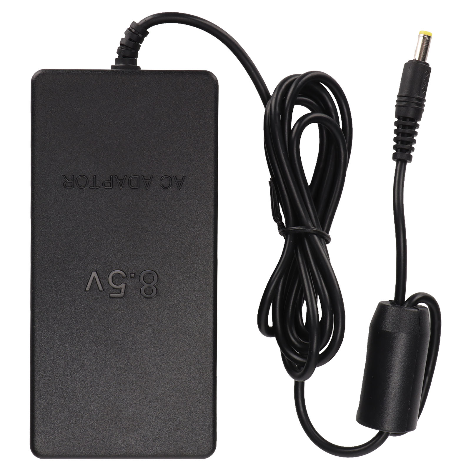 Ein schwarzer Netzadapter mit schwarzem Kabel und 8,5-V-Markierung. Weißer Hintergrund.