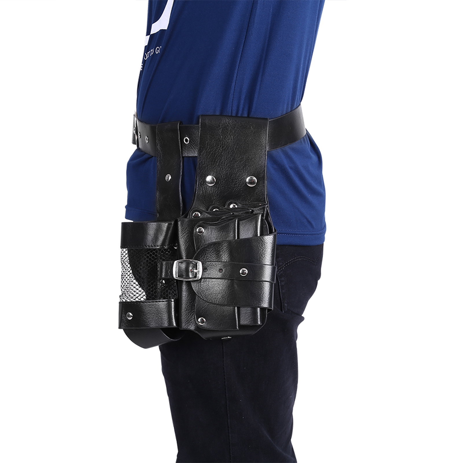 Mann trägt schwarzen Lederwerkzeuggürtel mit Taschen. Blaues Hemd und schwarze Hose.