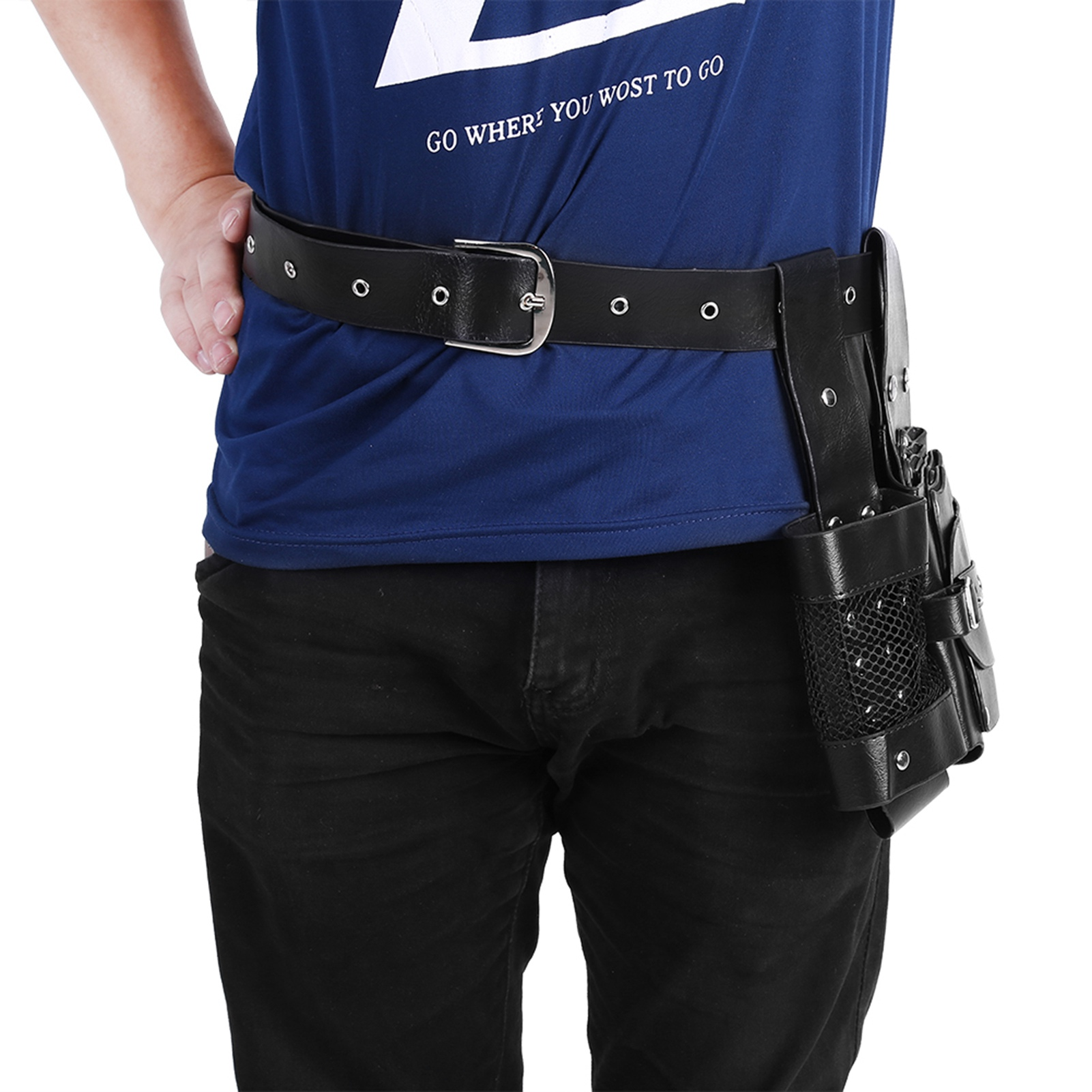 Mann trägt schwarzen Lederwerkzeuggürtel. Blaues Hemd mit Text, schwarze Hose. Schwarzer Gürtel mit Schnalle.