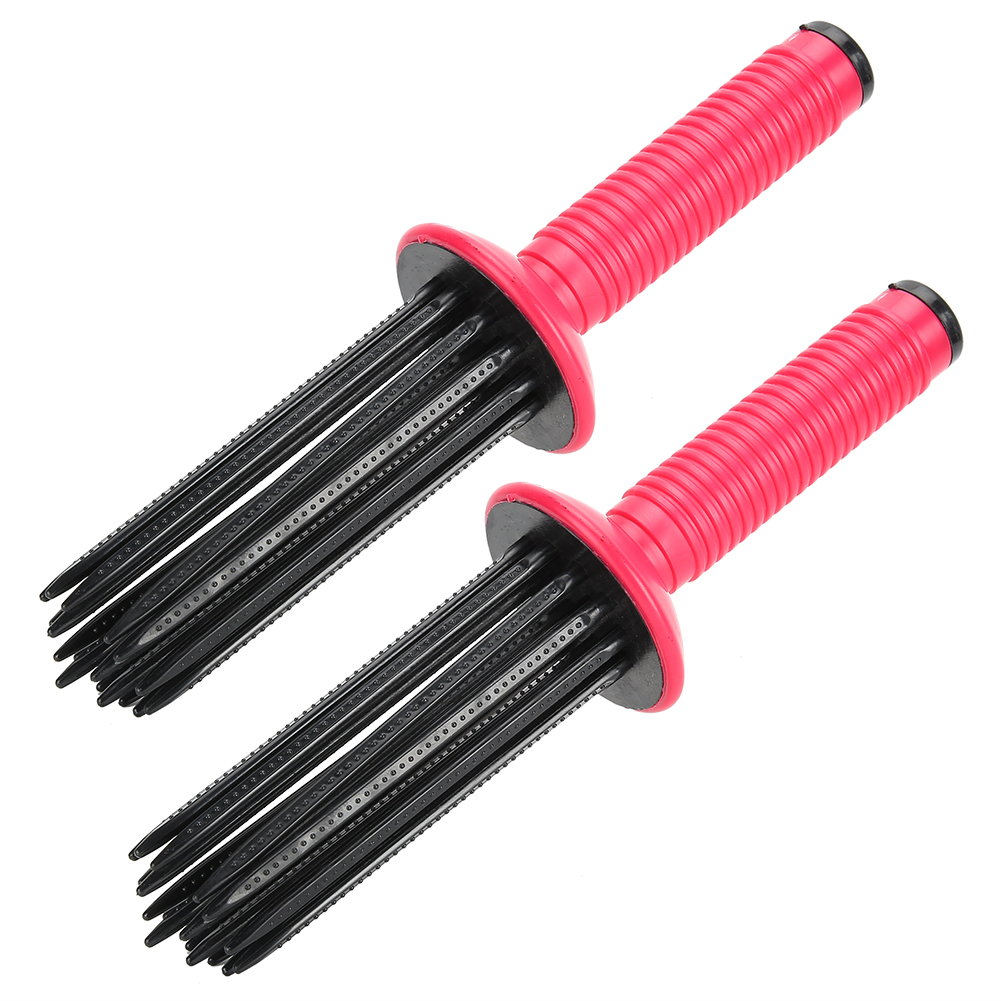 Zwei rote Haarstyling-Werkzeuge mit schwarzen Borsten. Sie sind für Haare gedacht.