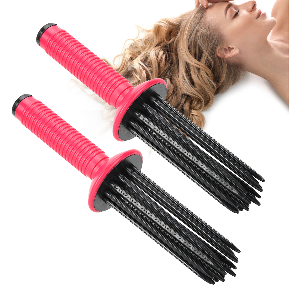 Zwei pink-schwarze Haarpflege-Werkzeuge neben lockigem Haar einer Frau.