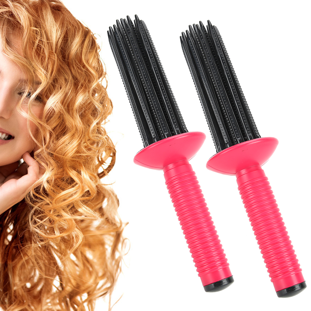 Eine Frau mit lockigem Haar neben zwei pink-schwarzen Haarpflegeprodukten.