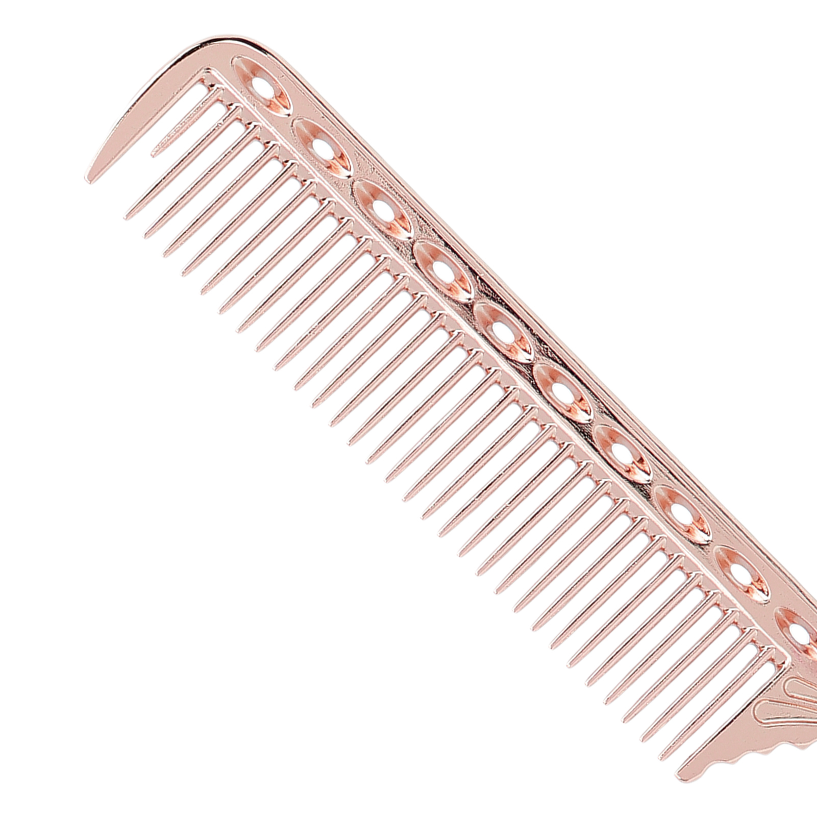 Nahaufnahme eines roségoldenen Kamms mit feinen Zähnen und dekorativem Design. Weißer Hintergrund.