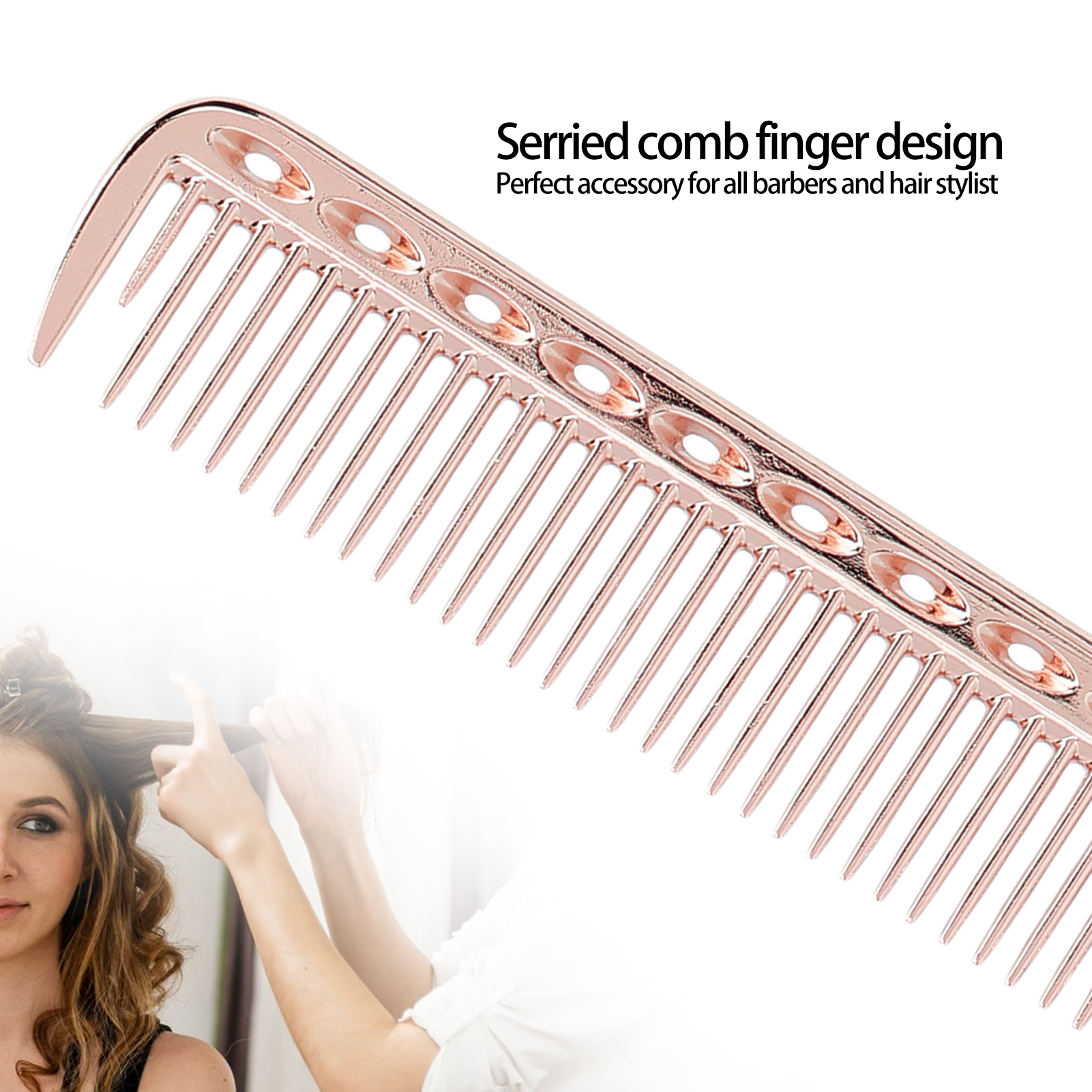Nahaufnahme eines roségoldenen Kamms, der beim Haarstyling verwendet wird. Eine Frau lässt sich die Haare stylen.