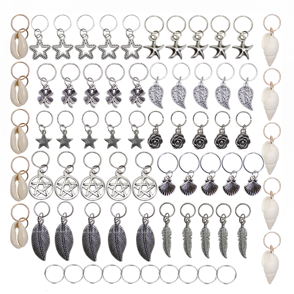 Eine Sammlung von Haarzopfringen mit Anhängern. Es gibt Muscheln, Sterne, Blätter und verschiedene Ringdesigns.