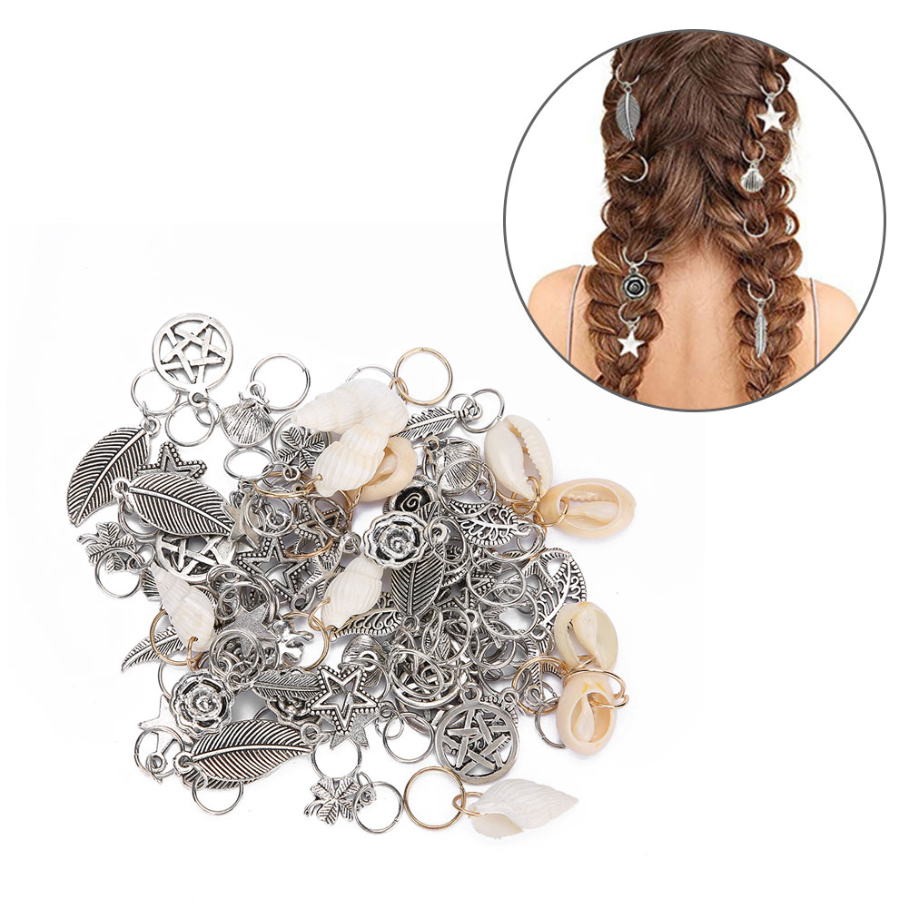 Haarschmuck mit Anhängern und Muscheln. Das Haar einer Frau wird mit dem Zubehör gezeigt.