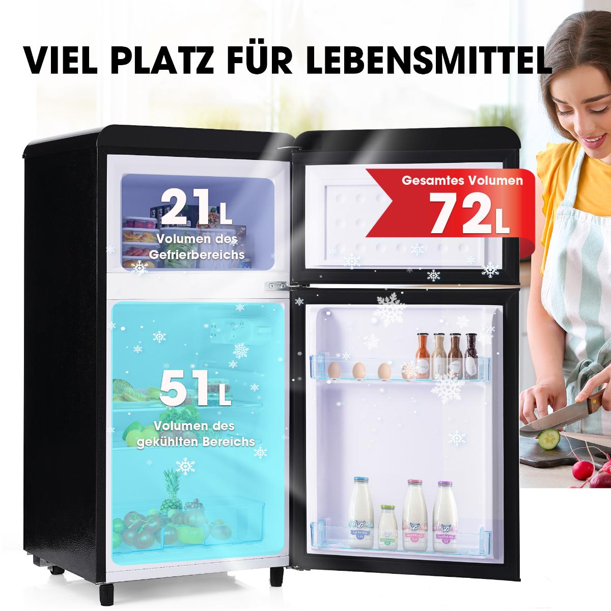 Ein Kühlschrank mit geöffneten Türen. Text zeigt Kapazität. Frau bereitet Essen zu.