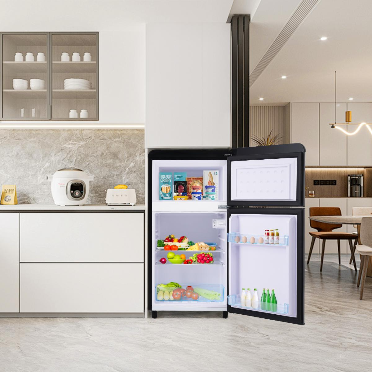 Ein Kühlschrank mit offener Tür, der Regale mit Lebensmitteln zeigt. Eine Küche ist im Hintergrund sichtbar.