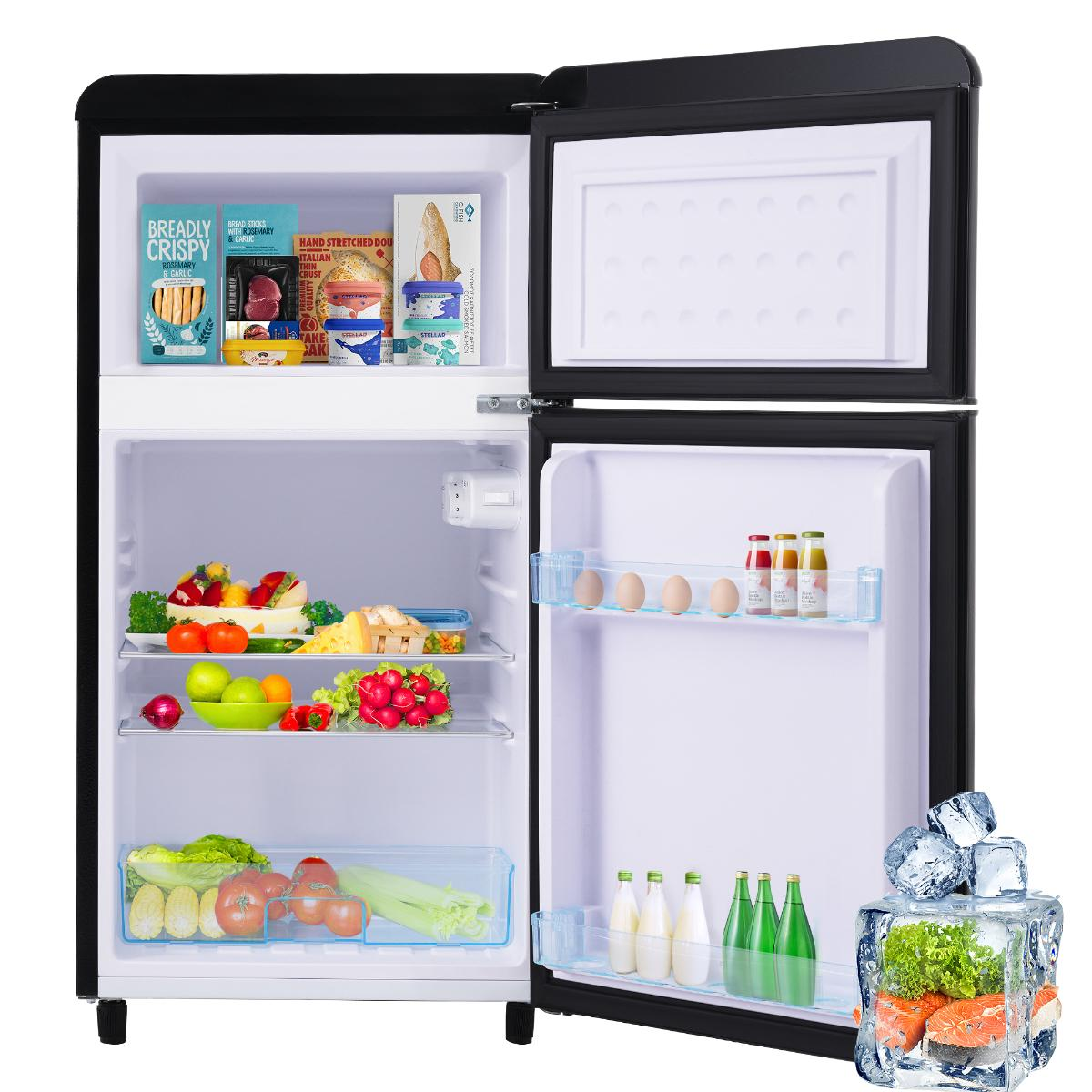 Schwarzer Kühlschrank mit geöffneten Türen, enthüllt Regale mit Lebensmitteln, Getränken, Eis und Beeren.