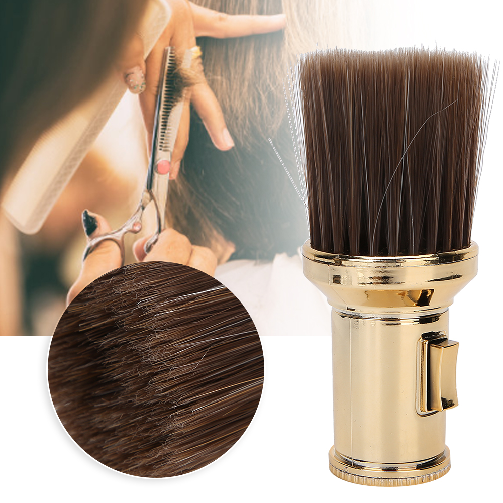 Nahaufnahme einer goldenen Nackenbürste, mit braunen Borsten. Ein Friseur schneidet Haare.