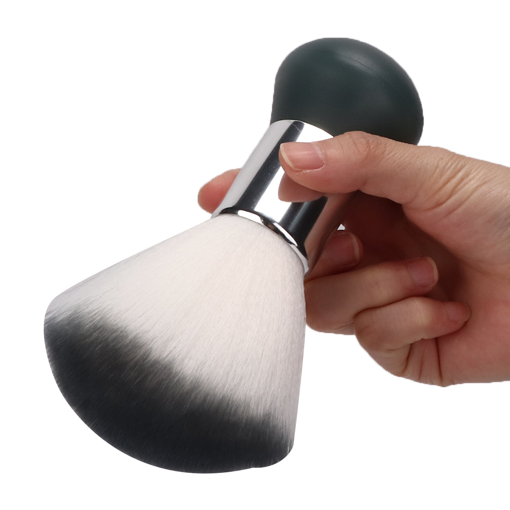 Hand hält eine schwarz-weiß Bürste. Schwarzer Griff, weiße Borsten.