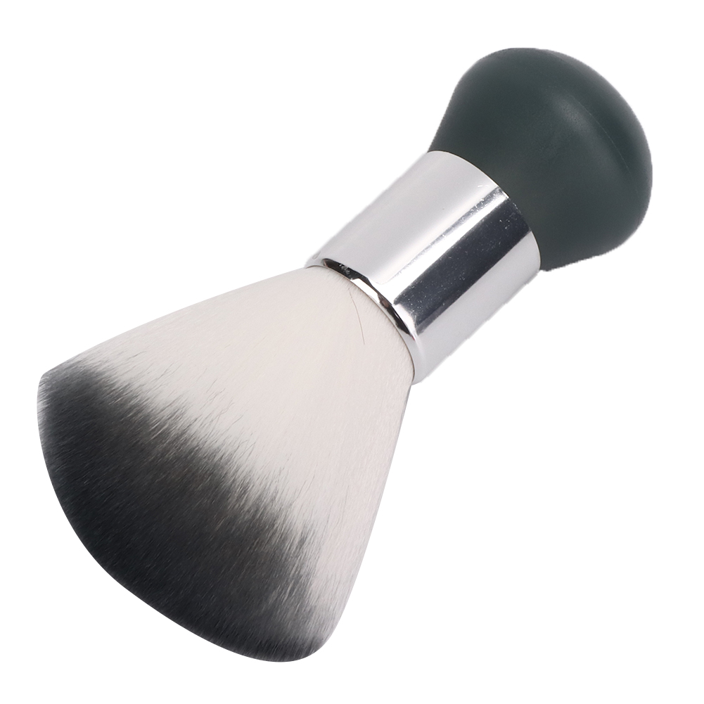 Make-up-Pinsel mit weißen und grauen Borsten und einem dunkelgrünen Griff, auf weißer Oberfläche.