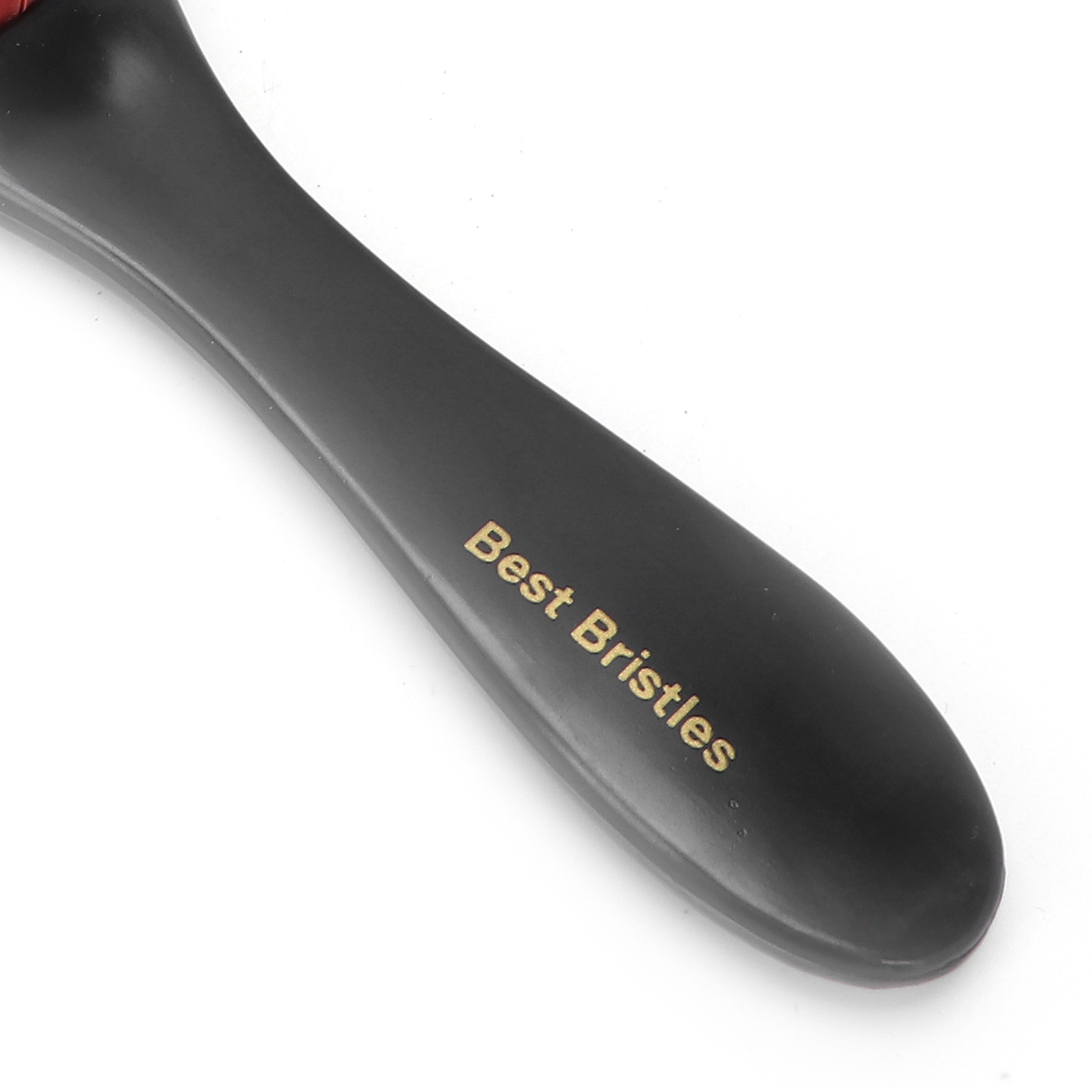 Nahaufnahme des Griffs einer Haarbürste. Die Worte 'Best Bristles' sind auf den Griff gedruckt.