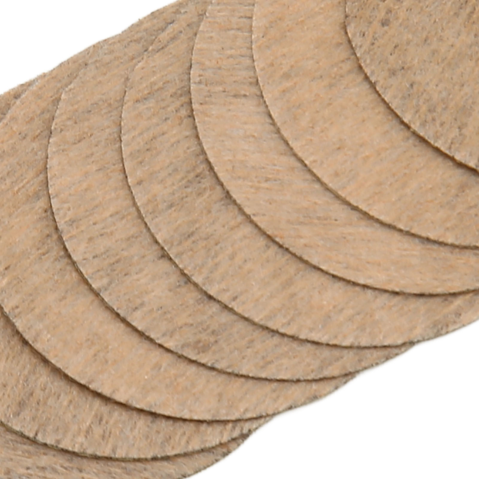 Nahaufnahme von braunen, kreisförmigen Untersetzern. Die Textur des Materials ist sichtbar.