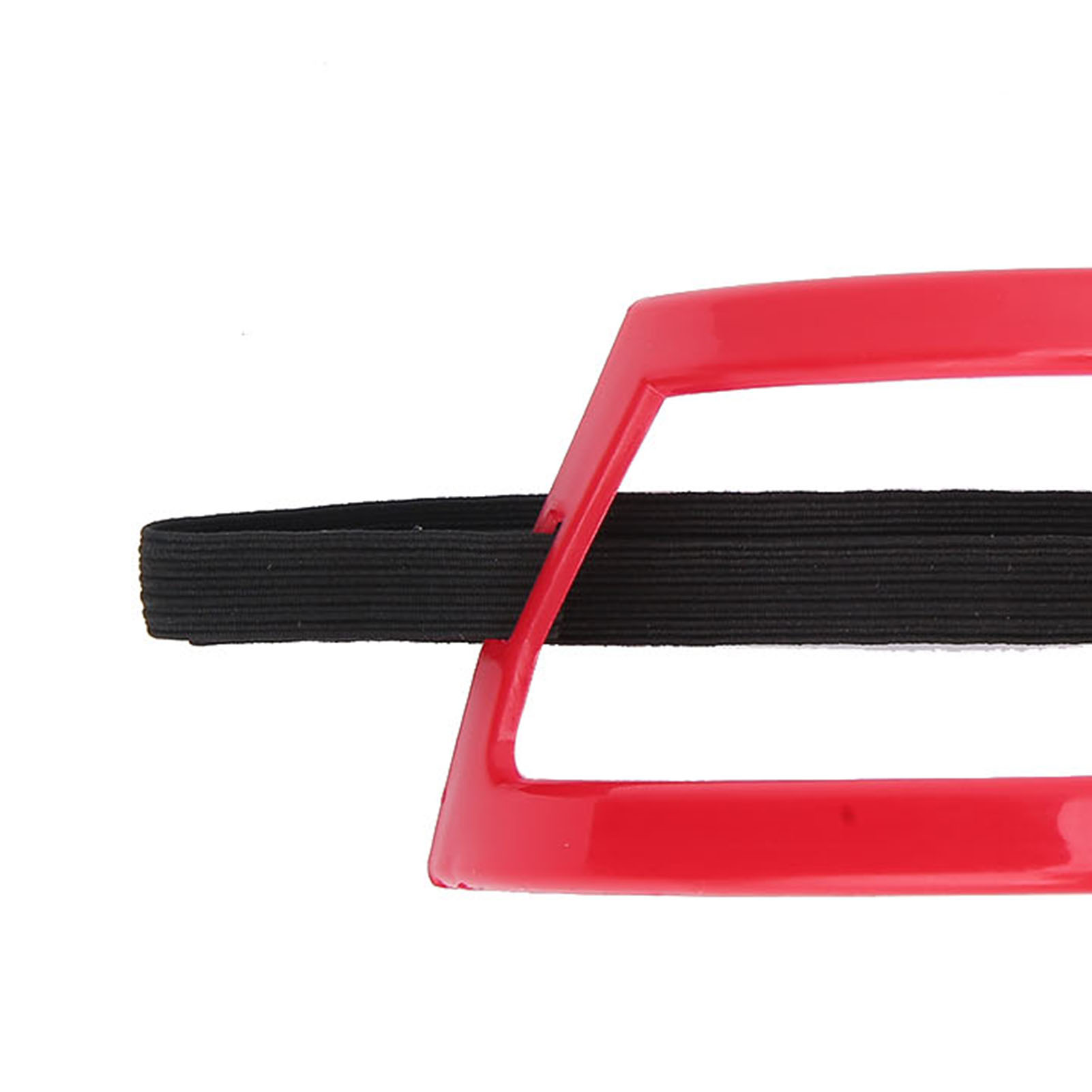 Nahaufnahme eines roten Kunststoffrahmens mit schwarzem Gummiband.