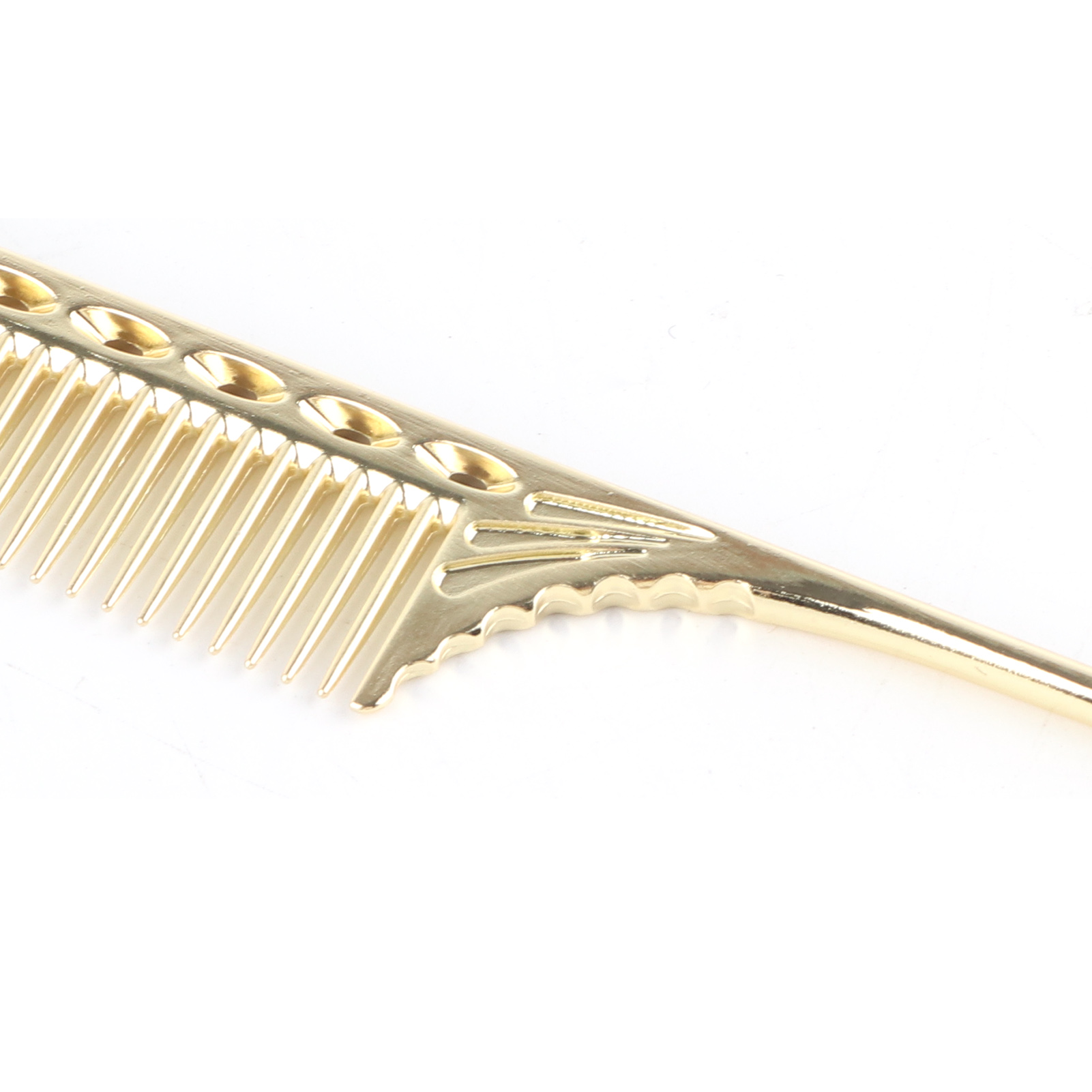 Nahaufnahme eines goldenen Kamms auf weißem Hintergrund. Die Zähne und dekorativen Griffdetails sind sichtbar.