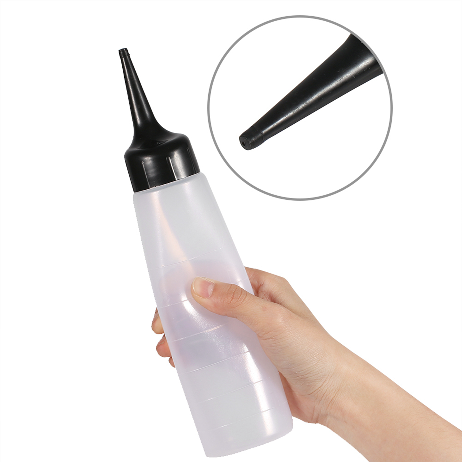Eine Person hält eine weiße Plastikflasche mit schwarzer Düse und eine Nahaufnahme der Düse.
