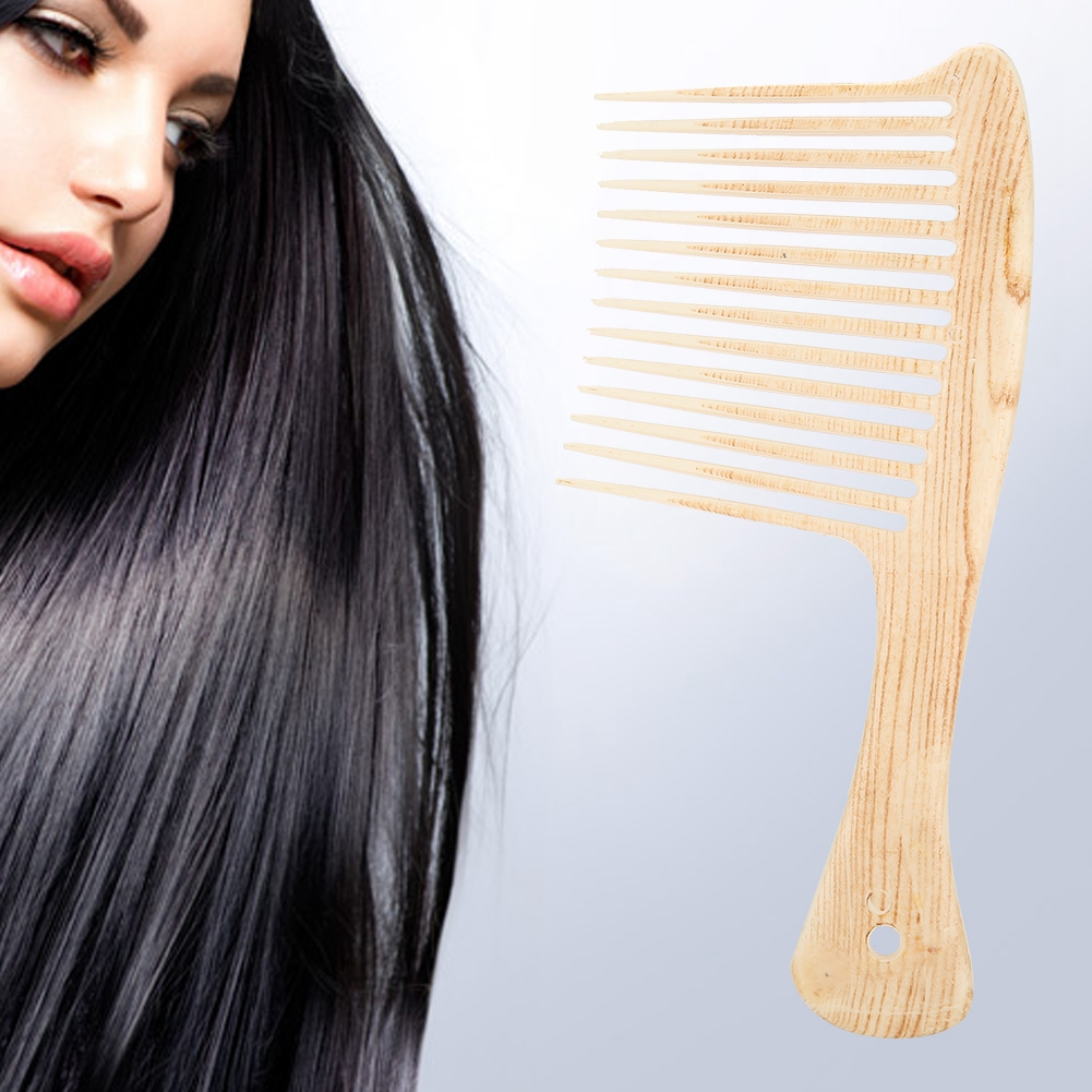 Frau mit langen, schwarzen Haaren und einem breitzahnigen Holzkamm. Kamm hell.