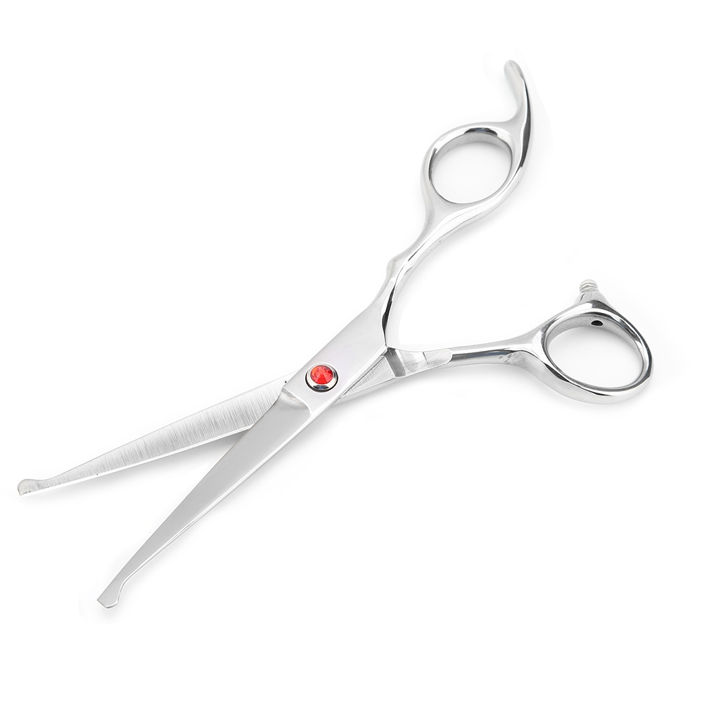 Silberne Friseurschere mit rotem Edelstein in der Mitte, isoliert auf weißem Hintergrund.