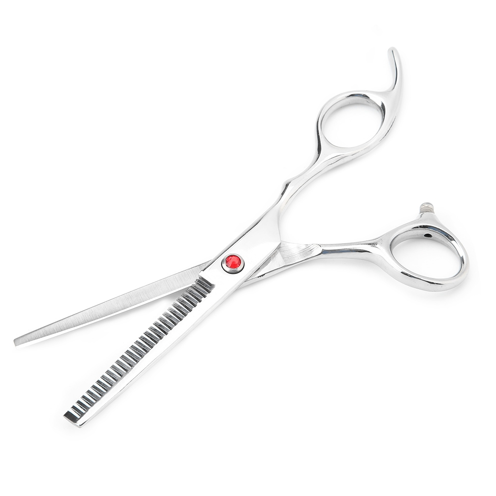 Friseurschere mit roter Schraube. Eine Klinge hat Zähne. Die Schere ist geöffnet und liegt auf weißem Untergrund.