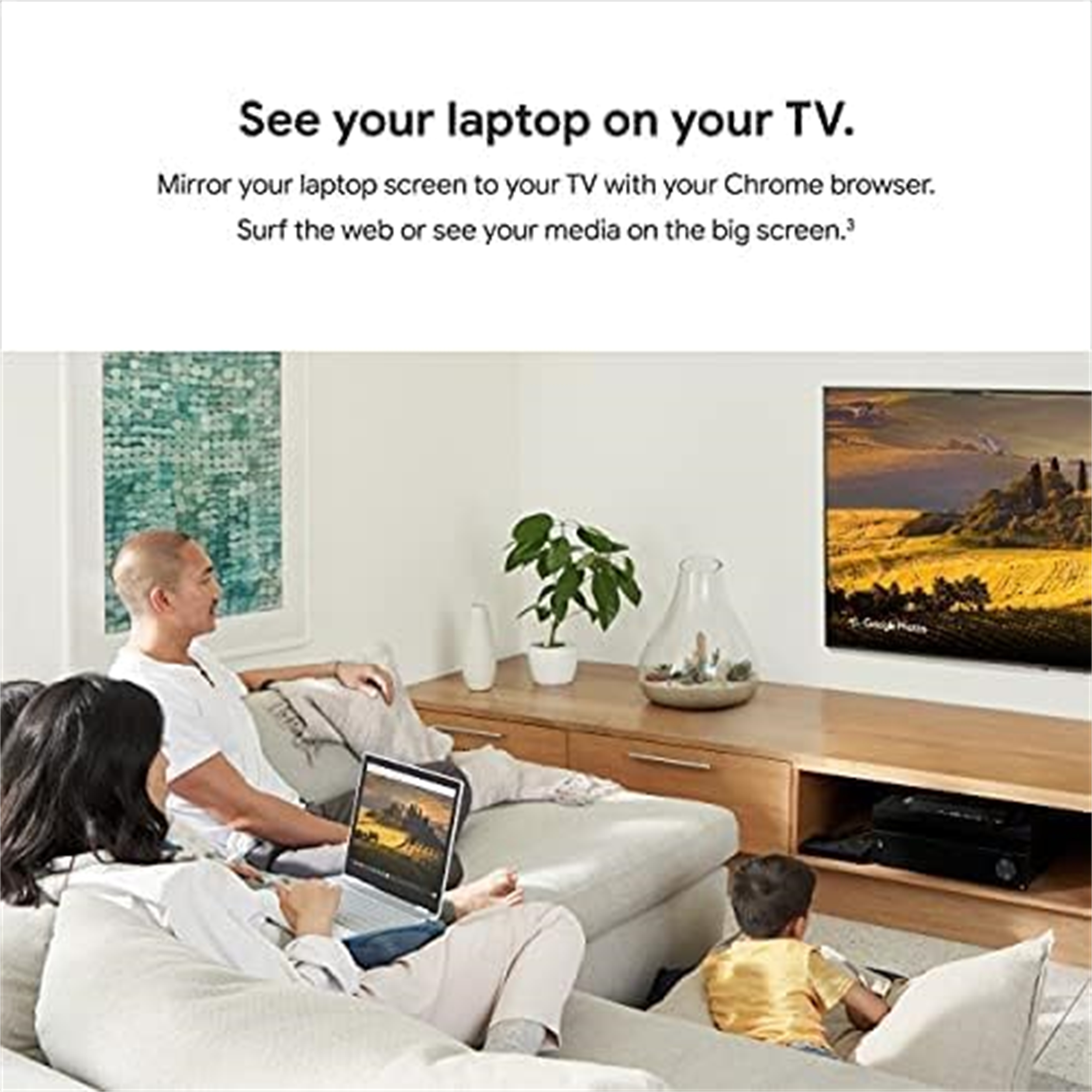 Eine Familie schaut fern. Ein Laptop liegt auf dem Tisch. Der Text lautet: Sehen Sie Ihren Laptop auf Ihrem Fernseher.