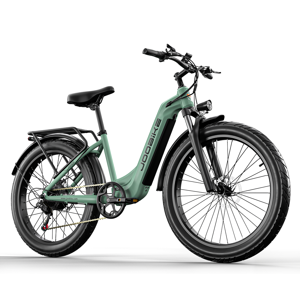 Zielony rower elektryczny z boku. Ma duże opony, czarną ramę i markę JOOBİKE.