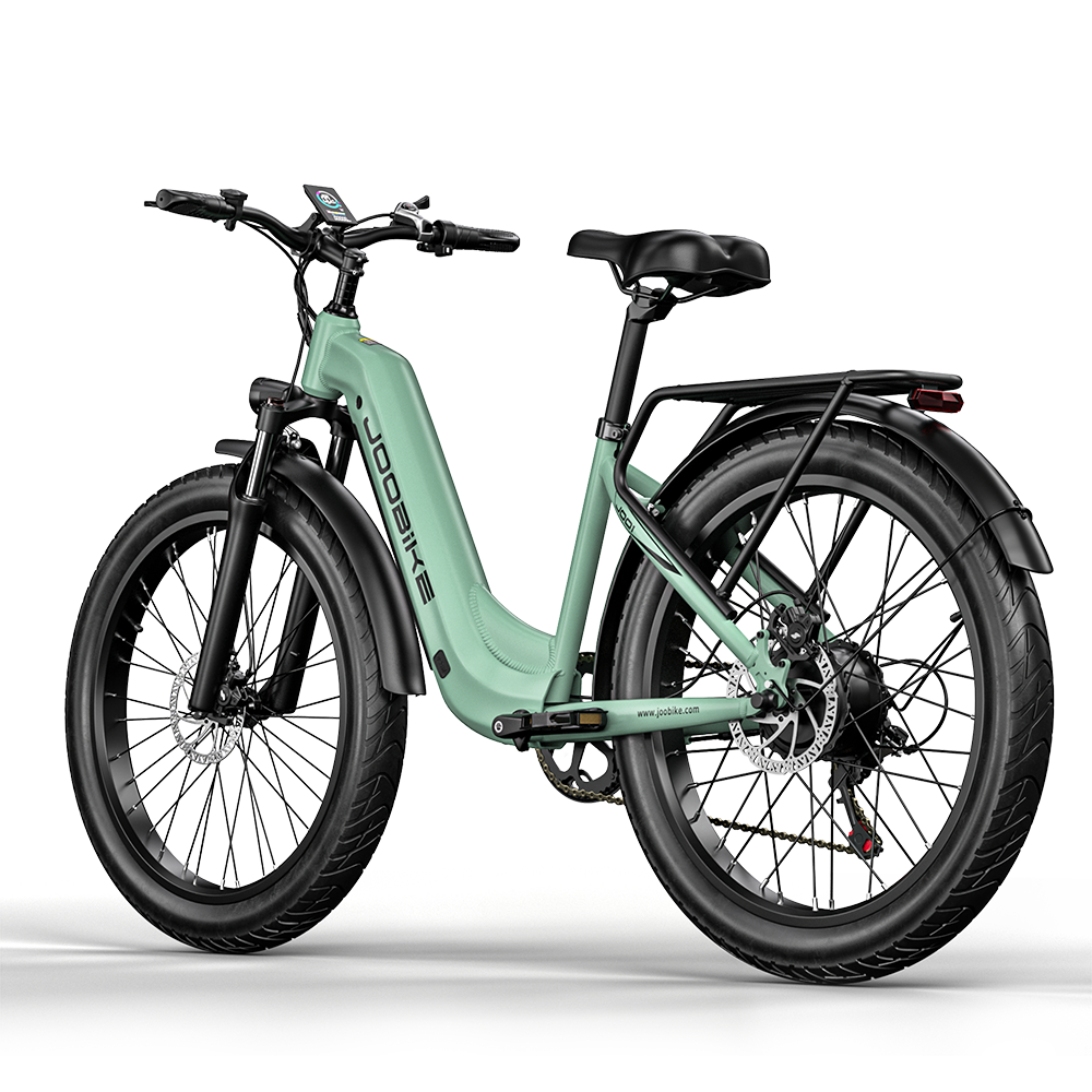 Miętowy rower elektryczny. Widziany z boku, ma bagażnik, grube opony i logo JOOBIKE.