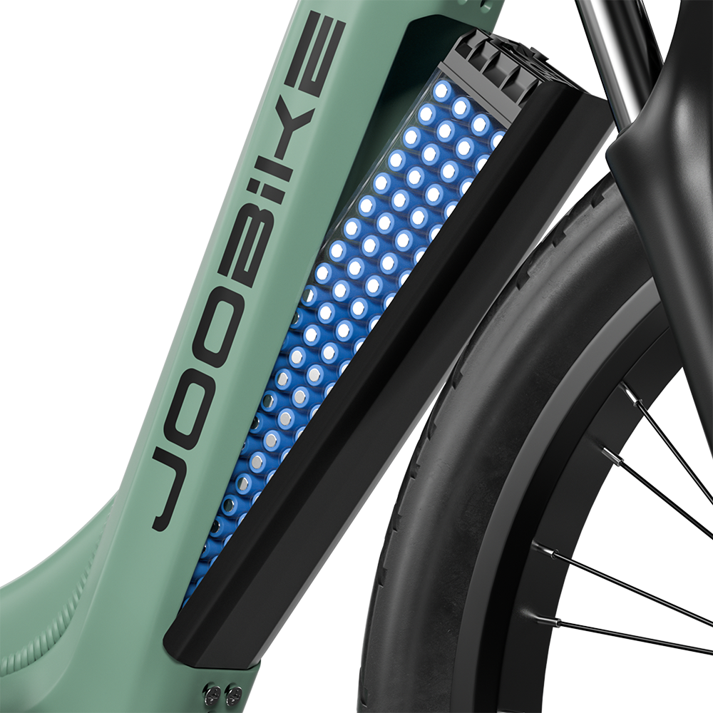 Primer plano del cuadro de una bicicleta eléctrica. El logo JOOBIKE es visible, y un paquete de baterías azul está dentro.