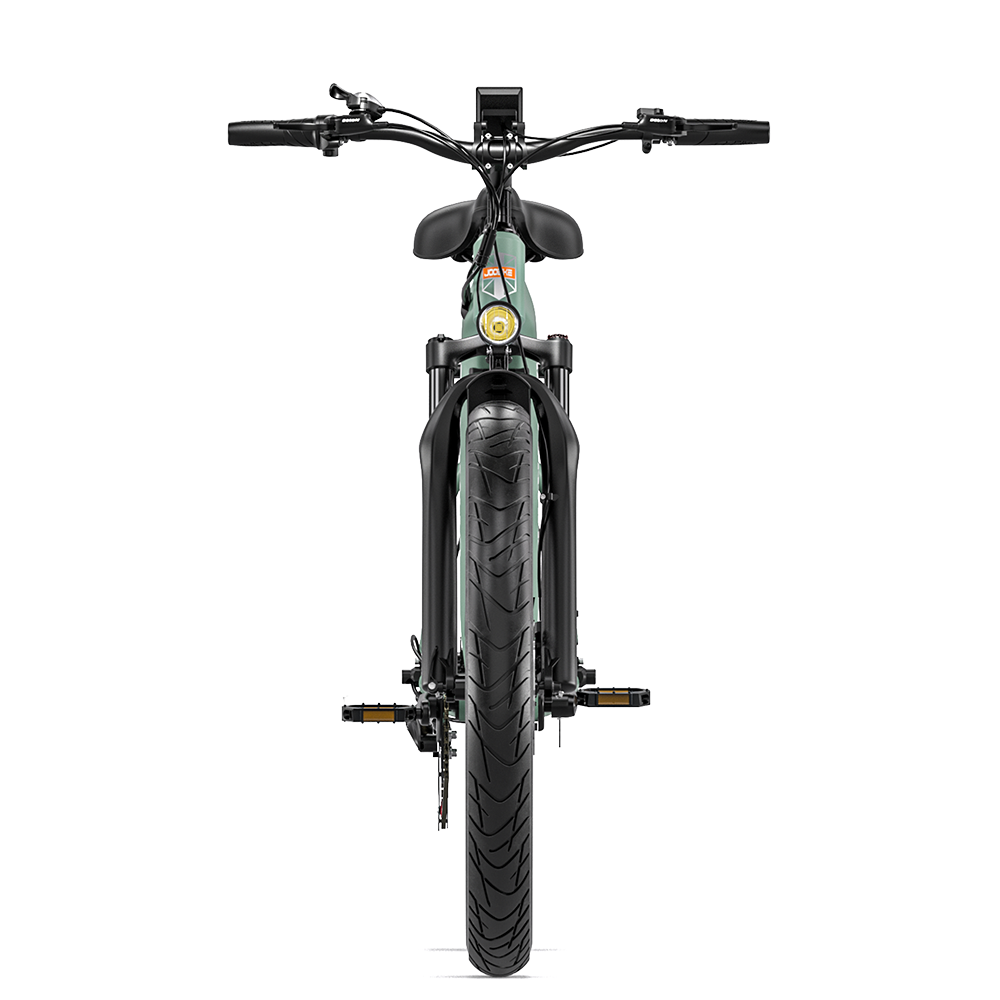 Widok z przodu zielonego roweru elektrycznego. Opony są grube i jest reflektor.