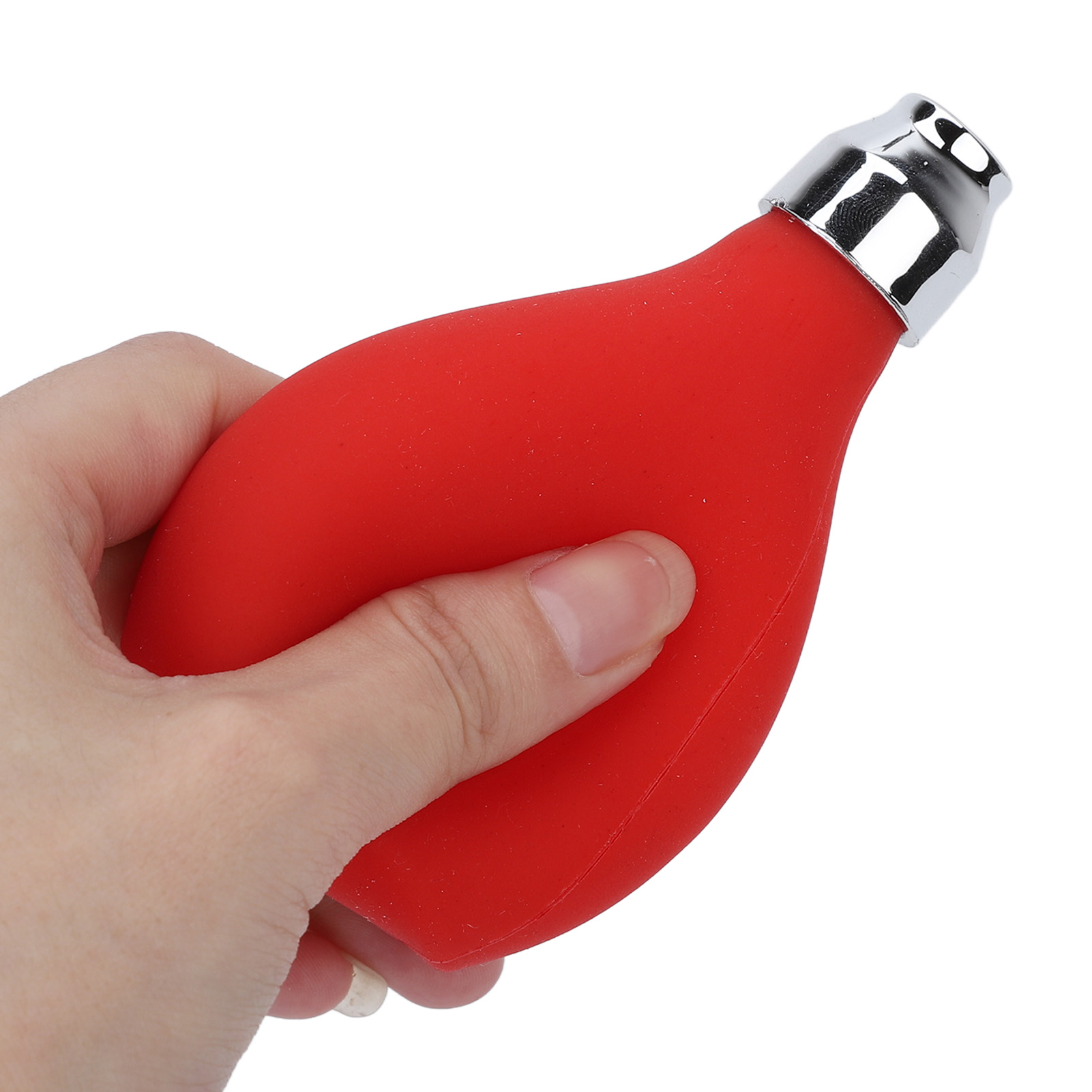 Eine Hand hält eine rote Gummibirne mit silberner Düse.