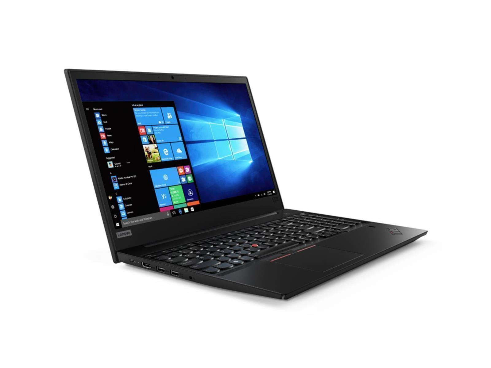 Das Bild zeigt einen schwarzen Lenovo-Laptop, der nach links geneigt ist und das Windows-Betriebssystem auf seinem Bildschirm anzeigt.