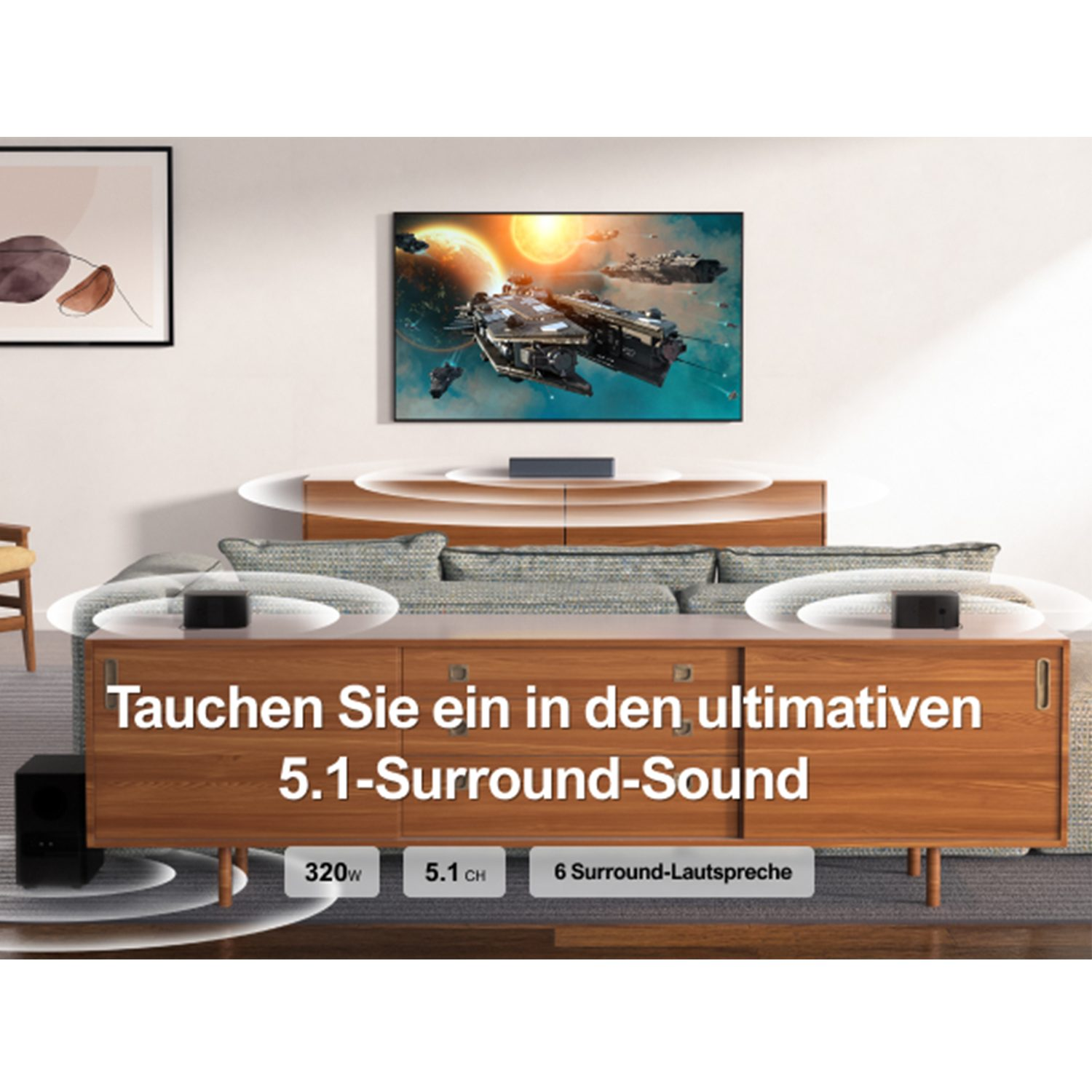 Ein Heimkino-Setup. Ein Fernseher auf einem Holzschrank, Lautsprecher und Subwoofer. Text auf Deutsch ist vorhanden.