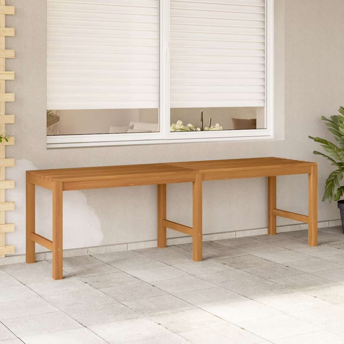 Holzbank mit weißen Jalousien im Hintergrund.
