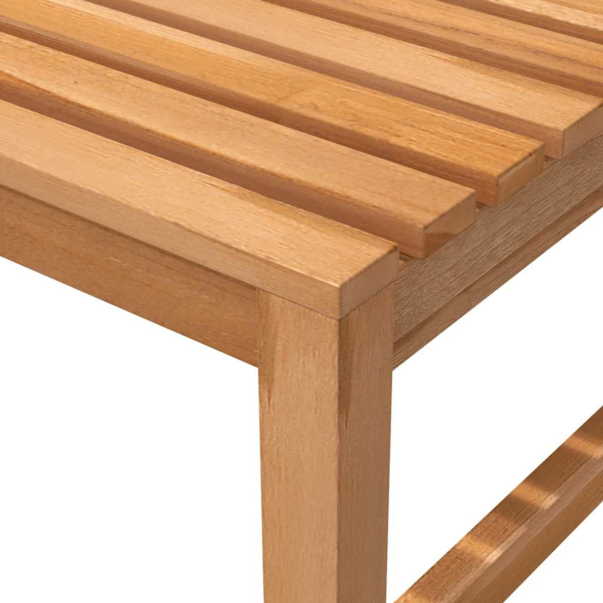 Nahaufnahme der Holzbank mit Lamellen. Hellbraunes Holz.