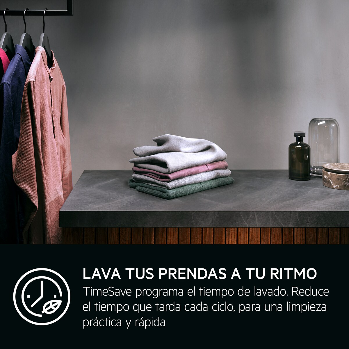 Ubrania na blacie z tekstem o funkcjach pralki.