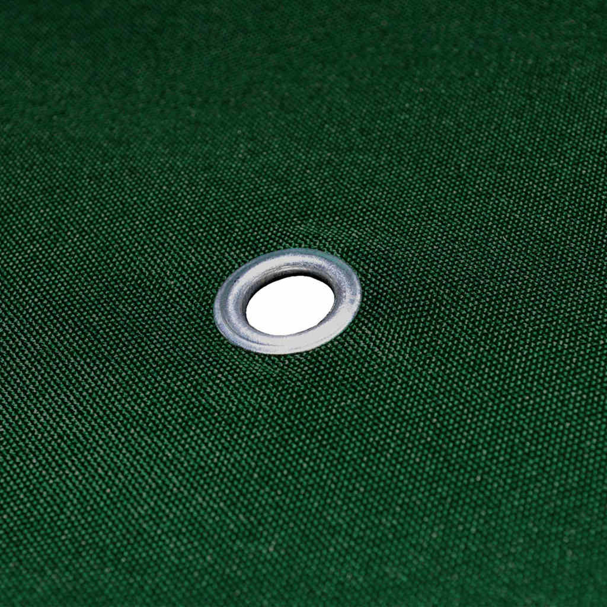 Primo piano di un tessuto verde con un occhiello metallico.
