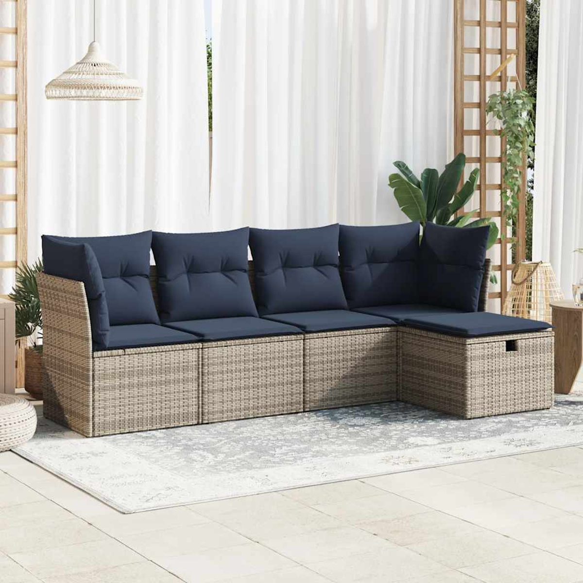 Ein beiges Outdoor-Ecksofa aus Korbgeflecht mit marineblauen Kissen in heller Umgebung.